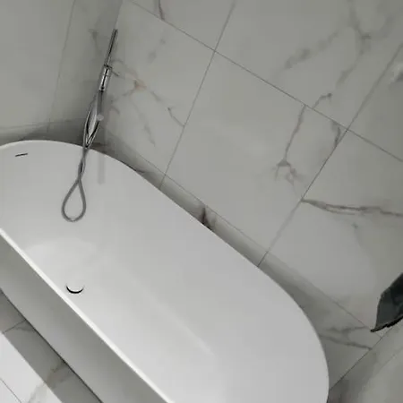 Luxury In 2 Bedroom 1 Balcony 拉纳卡
