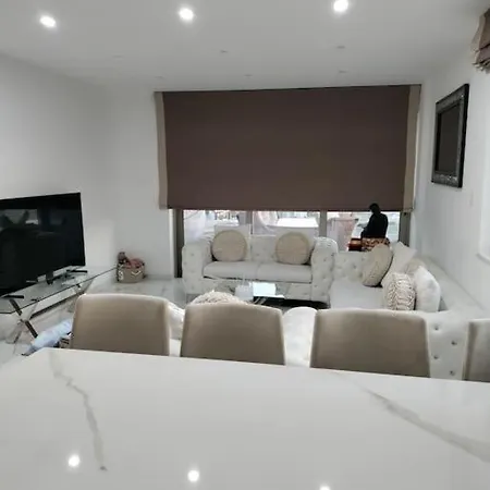 Luxury In 2 Bedroom 1 Balcony 拉纳卡