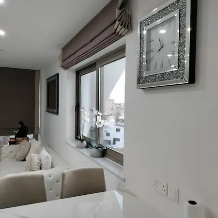 Luxury In 2 Bedroom 1 Balcony